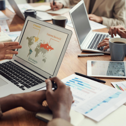 Foto de fauxels: https://www.pexels.com/es-es/foto/foto-de-personas-cerca-de-computadoras-portatiles-3183127/